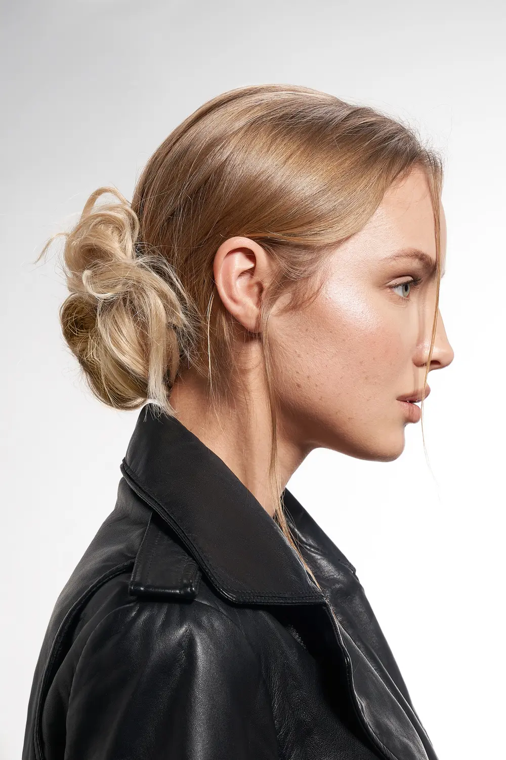 Blonde junge Frau mit abnehmbarem Chignon auf dem Kopf